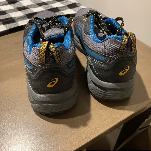 Men's Asics, Gel Venture 7 Trail Sneakers. Slightly used 3-4 times. - Picture 3 of 5